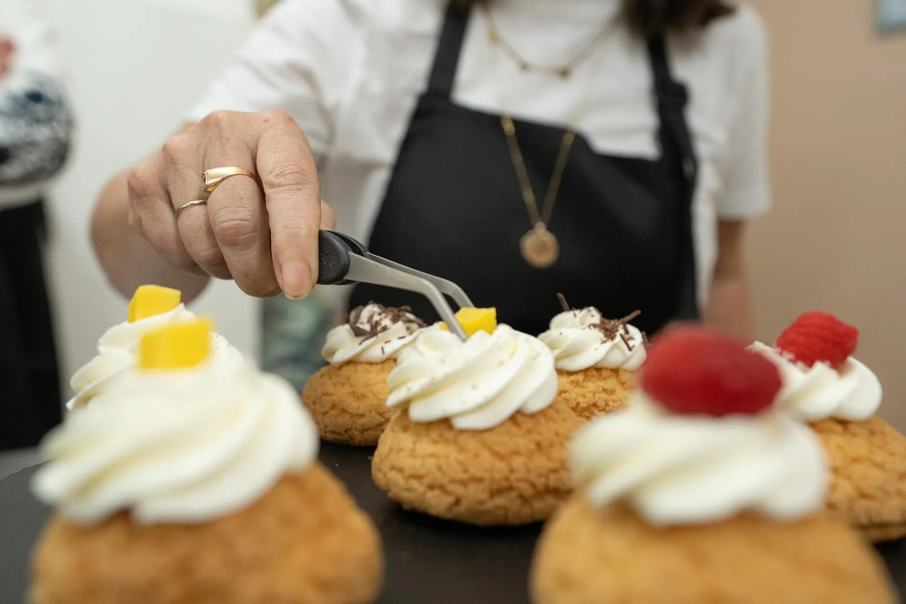 Réalisez vos choux pâtissiers ou une charlotte gourmande avec Delphine - Image n°1 - Wecandoo