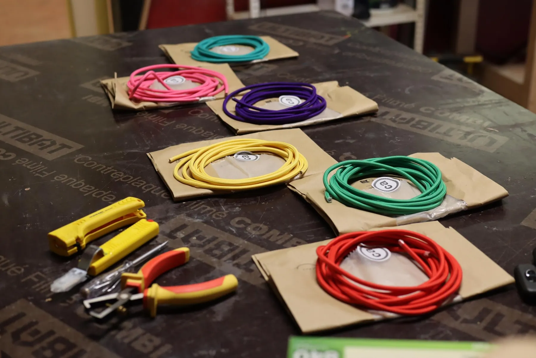 Fabriquez votre lampe articulée en bois avec Jonathan - Image n°2 - Wecandoo