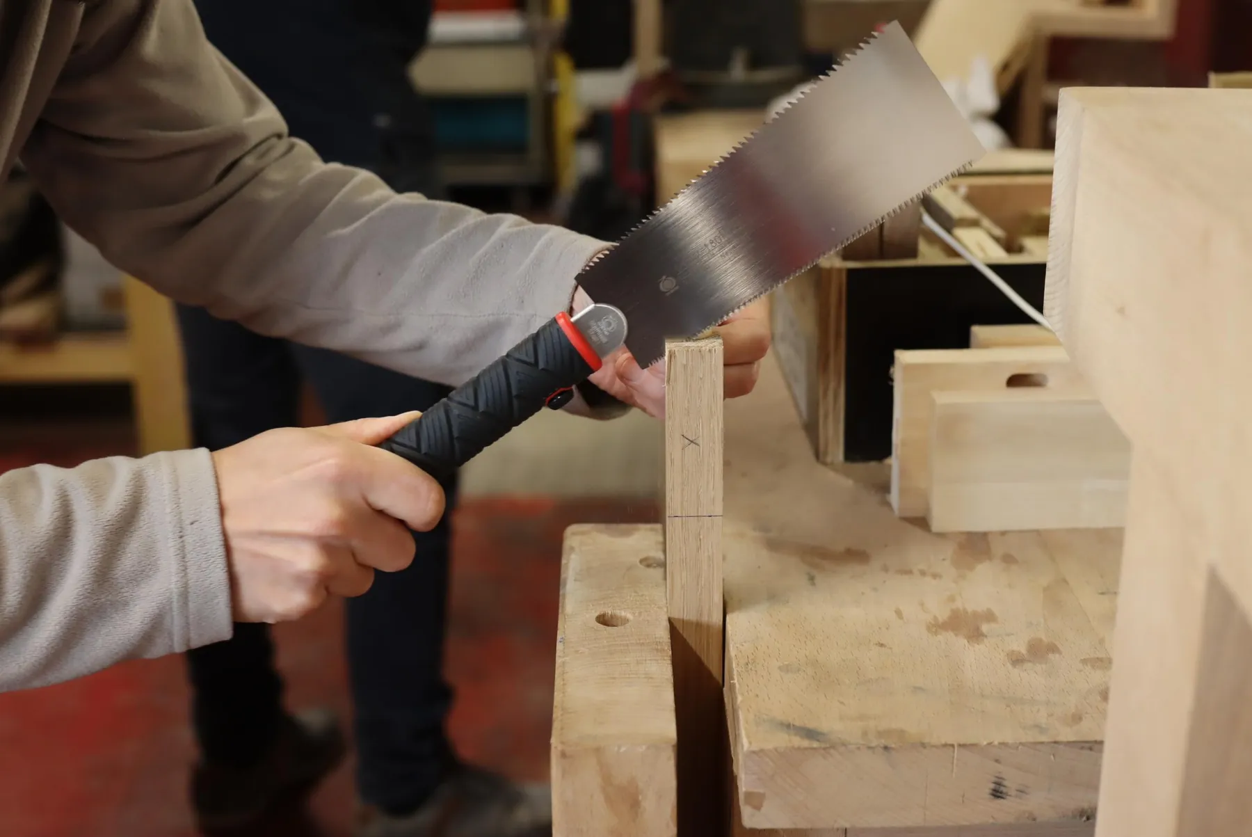 Fabriquez votre lampe articulée en bois avec Jonathan - Image n°5 - Wecandoo