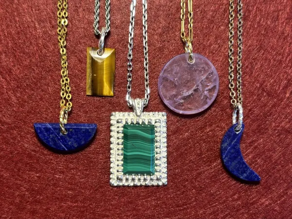 Réalisez votre pendentif en pierre naturelle au choix avec Alexandra - Image n°2 - Wecandoo