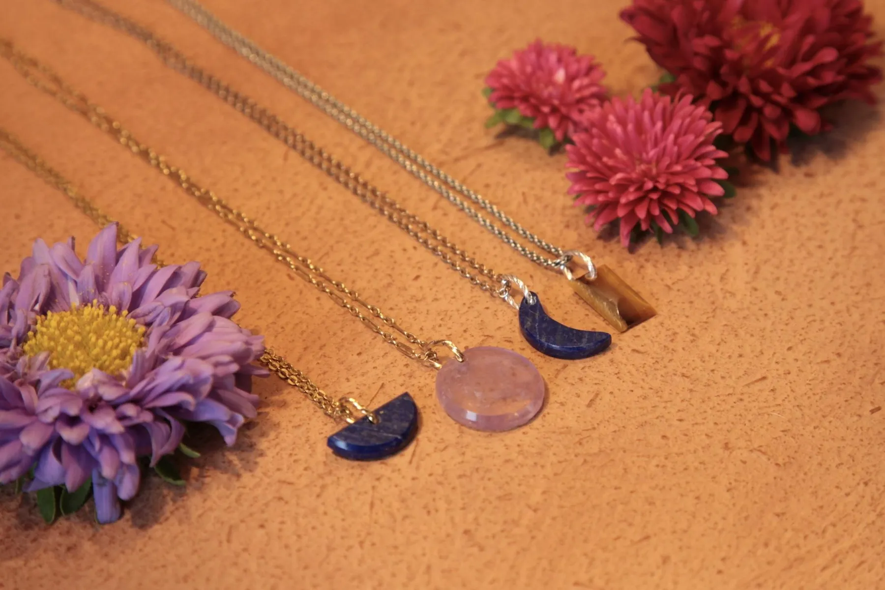 Réalisez votre pendentif en pierre naturelle au choix avec Alexandra - Image n°1 - Wecandoo