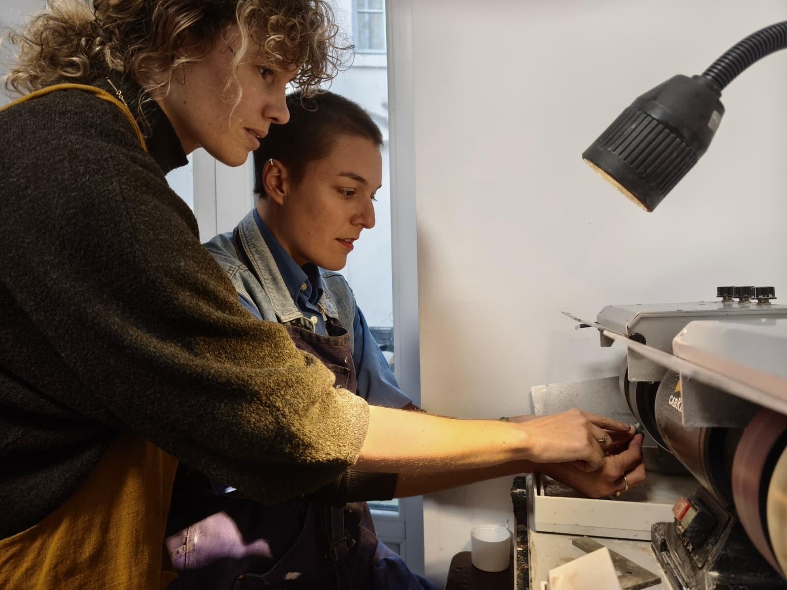 Réalisez votre médaillon en argent et pierre naturelle avec Alexandra - Image n°5 - Wecandoo