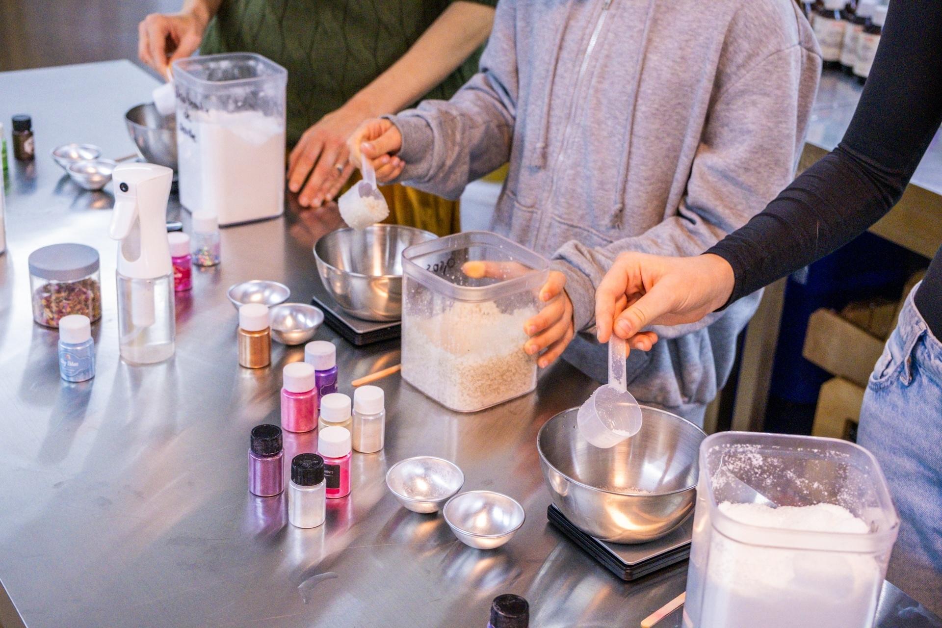 Créez votre kit de bien-être : bougie parfumée, de massage et bombe de bain avec Cloé - Image n°9 - Wecandoo