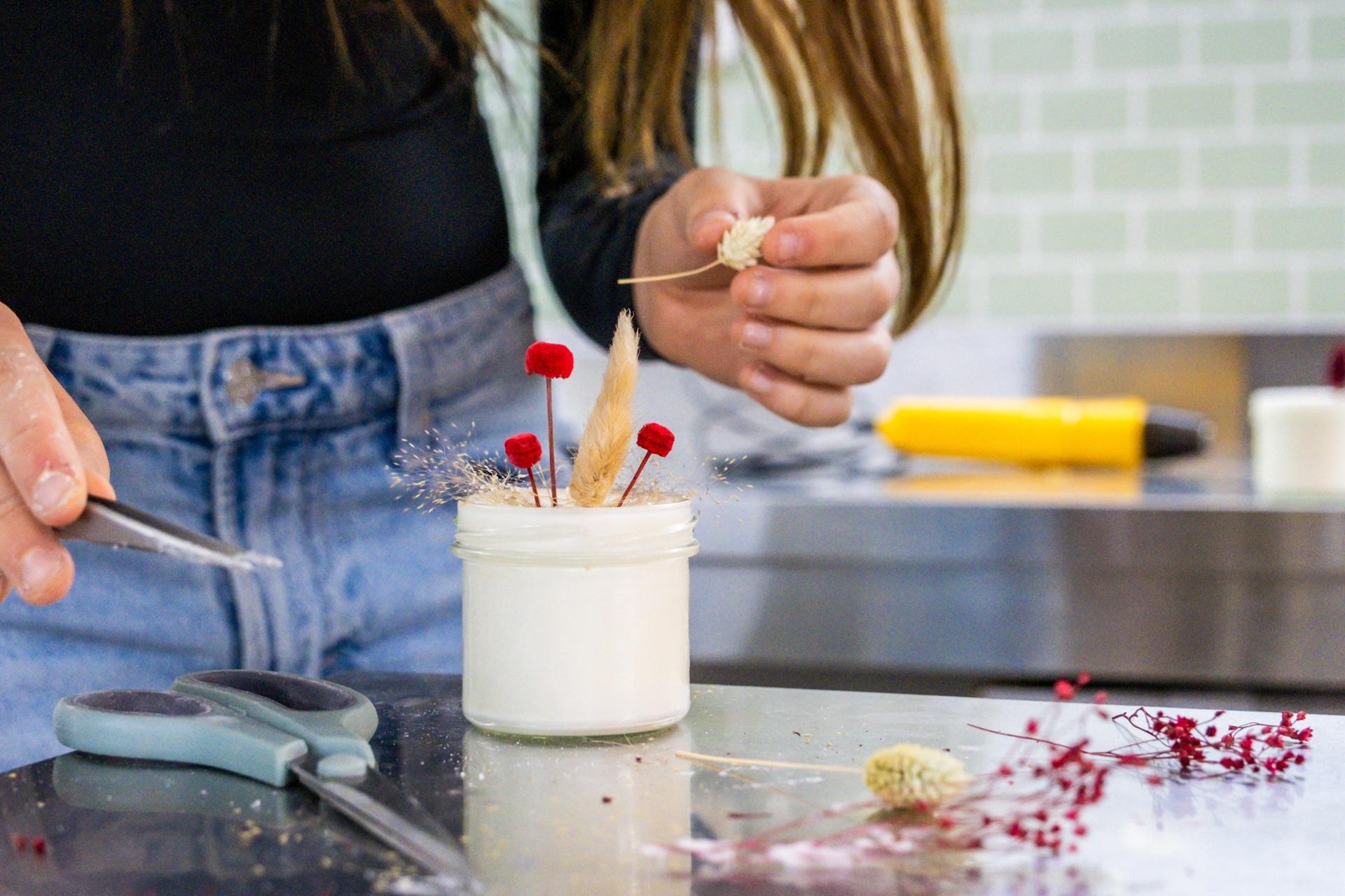 Créez votre kit de bien-être : bougie parfumée, de massage et bombe de bain avec Cloé - Image n°8 - Wecandoo