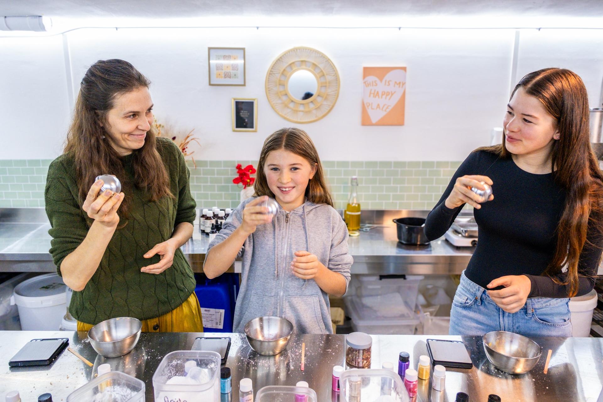 Créez votre kit de bien-être : bougie parfumée, de massage et bombe de bain avec Cloé - Image n°5 - Wecandoo