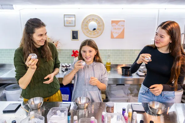 Créez votre kit de bien-être : bougie parfumée, de massage et bombe de bain avec Cloé - Afbeelding nr. 5 - Wecandoo