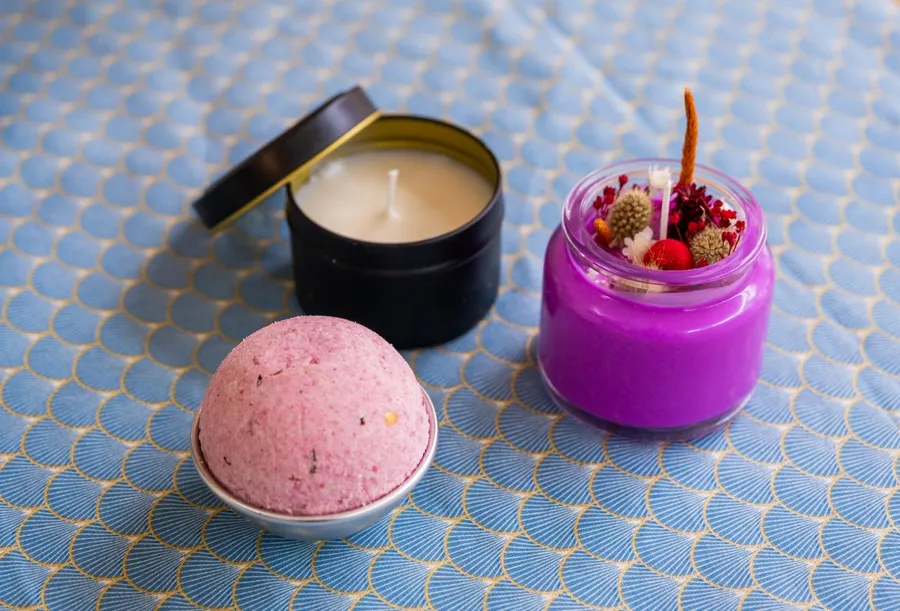 Créez votre kit de bien-être : bougie parfumée, de massage et bombe de bain avec Cloé - Afbeelding nr. 1 - Wecandoo