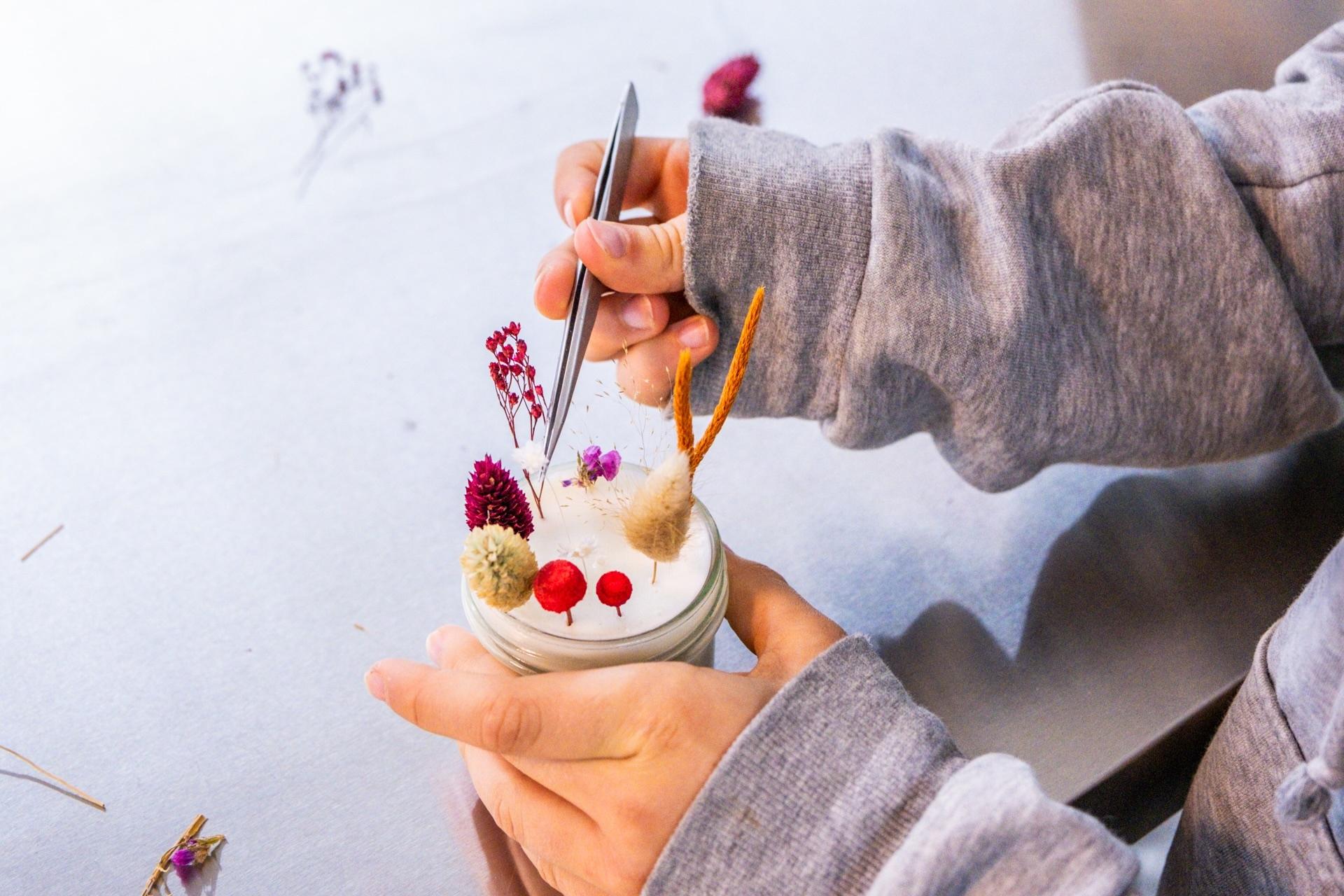 Créez un baume, bougie et bombe de bain colorés et pailletés avec votre enfant accompagnés par Cloé - Image n°6 - Wecandoo