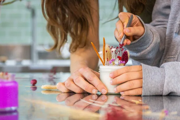 Créez un baume, bougie et bombe de bain colorés et pailletés avec votre enfant accompagnés par Cloé - Image n°2 - Wecandoo