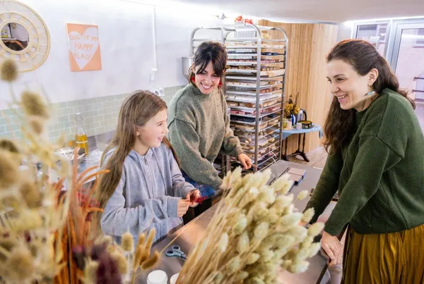 Créez un baume, bougie et bombe de bain colorés et pailletés avec votre enfant accompagnés par Cloé - Image n°3 - Wecandoo