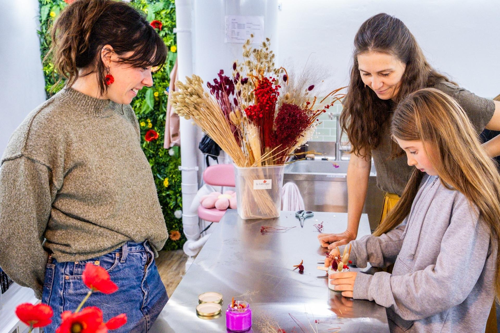 Créez un baume, bougie et bombe de bain colorés et pailletés avec votre enfant accompagnés par Cloé - Image n°8 - Wecandoo