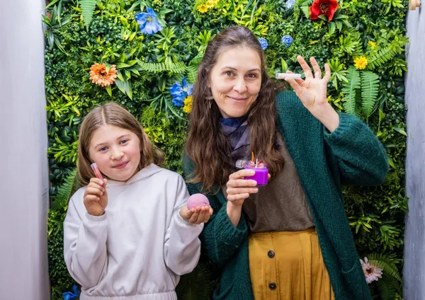 Créez un baume, bougie et bombe de bain colorés et pailletés avec votre enfant accompagnés par Cloé - Image n°4 - Wecandoo