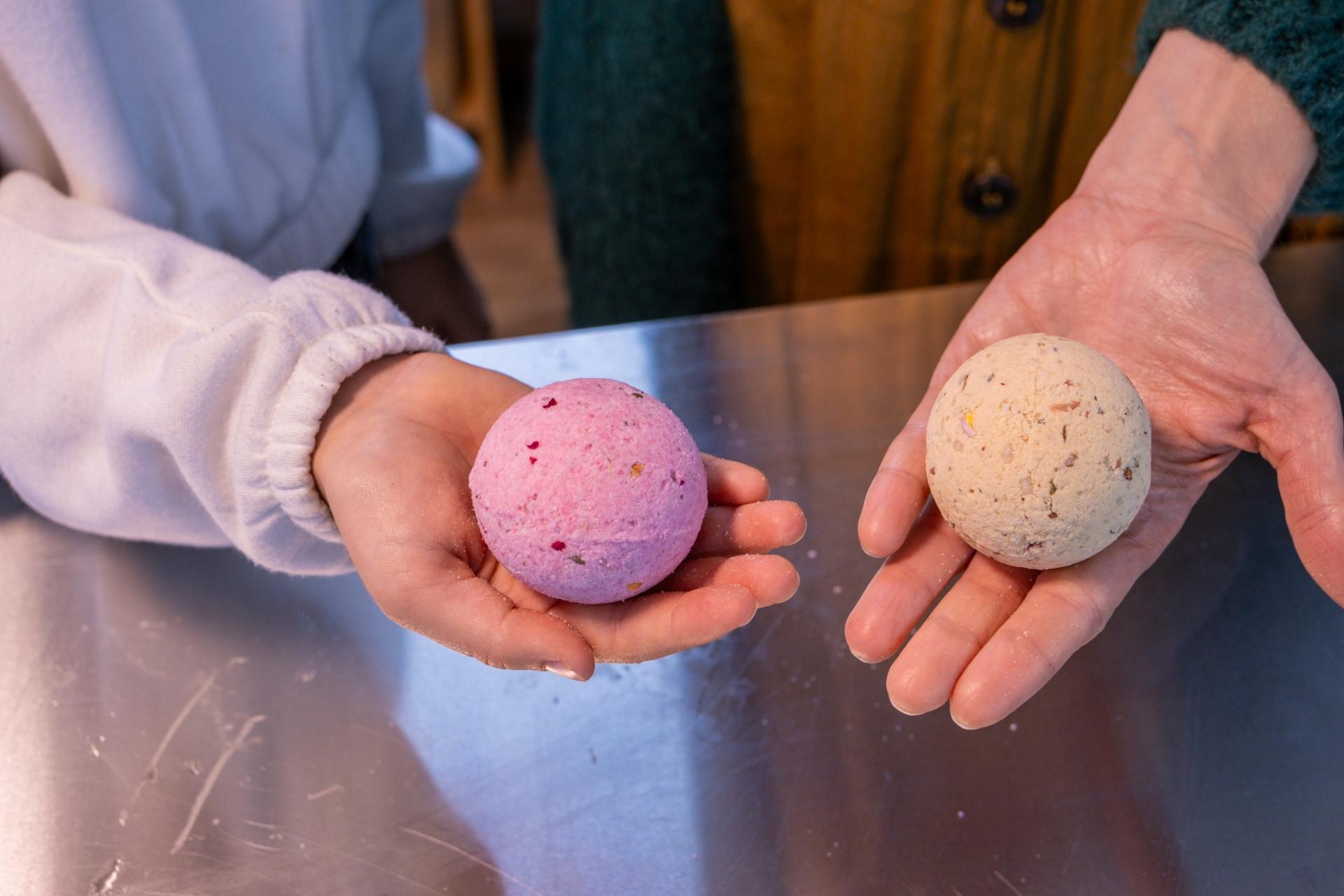 Créez un baume, bougie et bombe de bain colorés et pailletés avec votre enfant accompagnés par Cloé - Image n°9 - Wecandoo