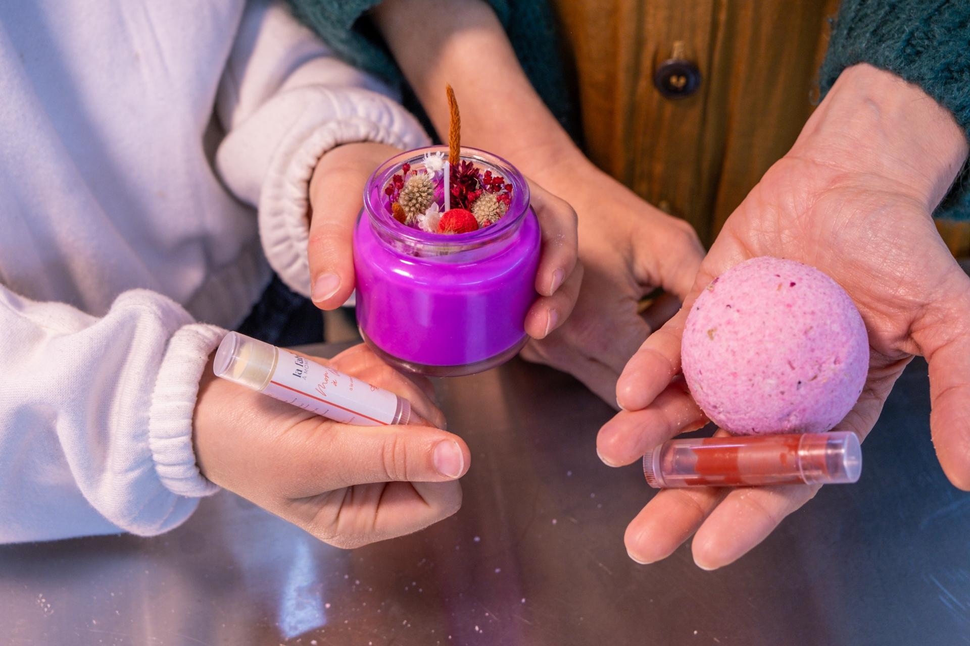 Créez un baume, bougie et bombe de bain colorés et pailletés avec votre enfant accompagnés par Cloé - Image n°1 - Wecandoo