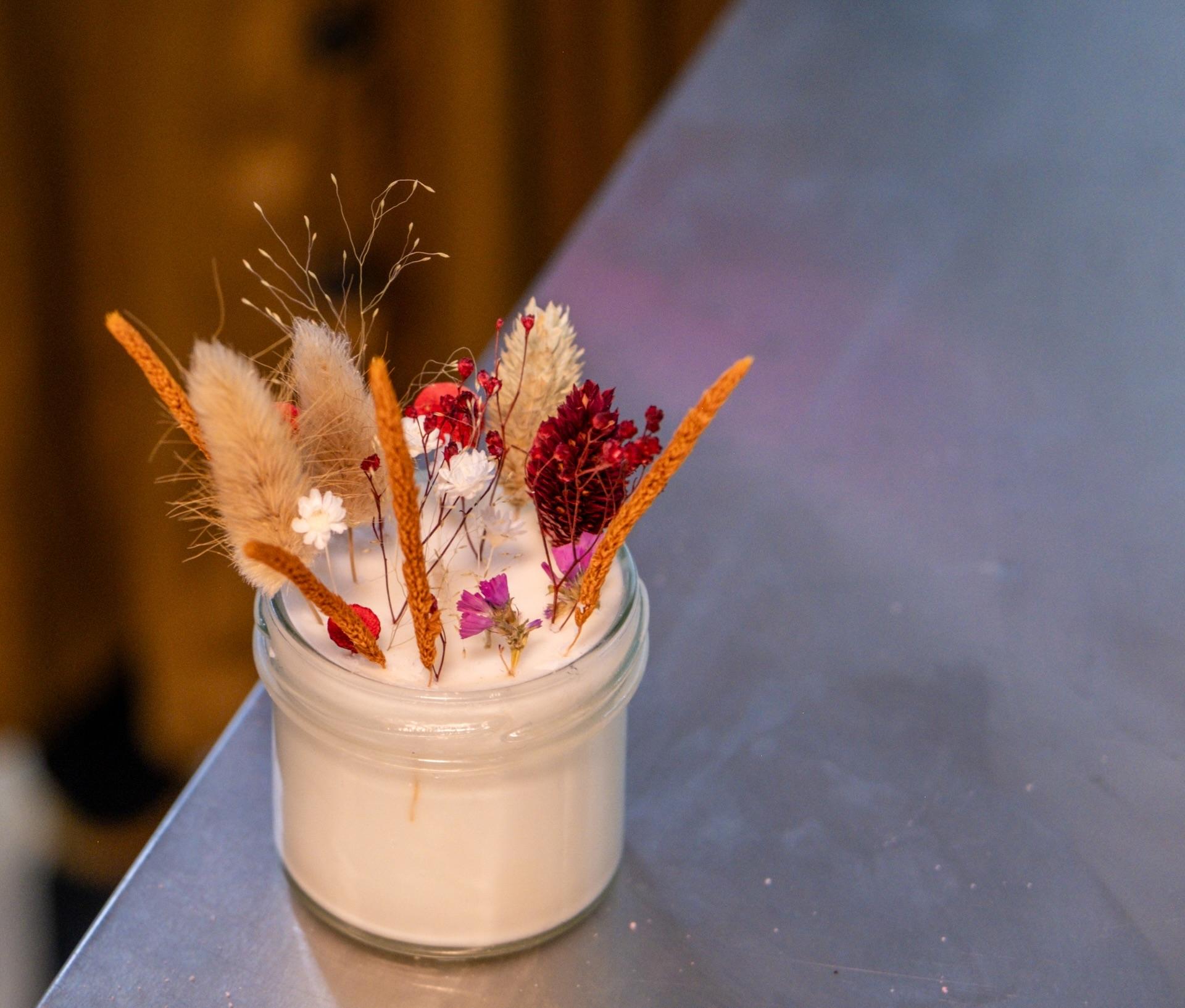 Créez un baume, bougie et bombe de bain colorés et pailletés avec votre enfant accompagnés par Cloé - Image n°10 - Wecandoo