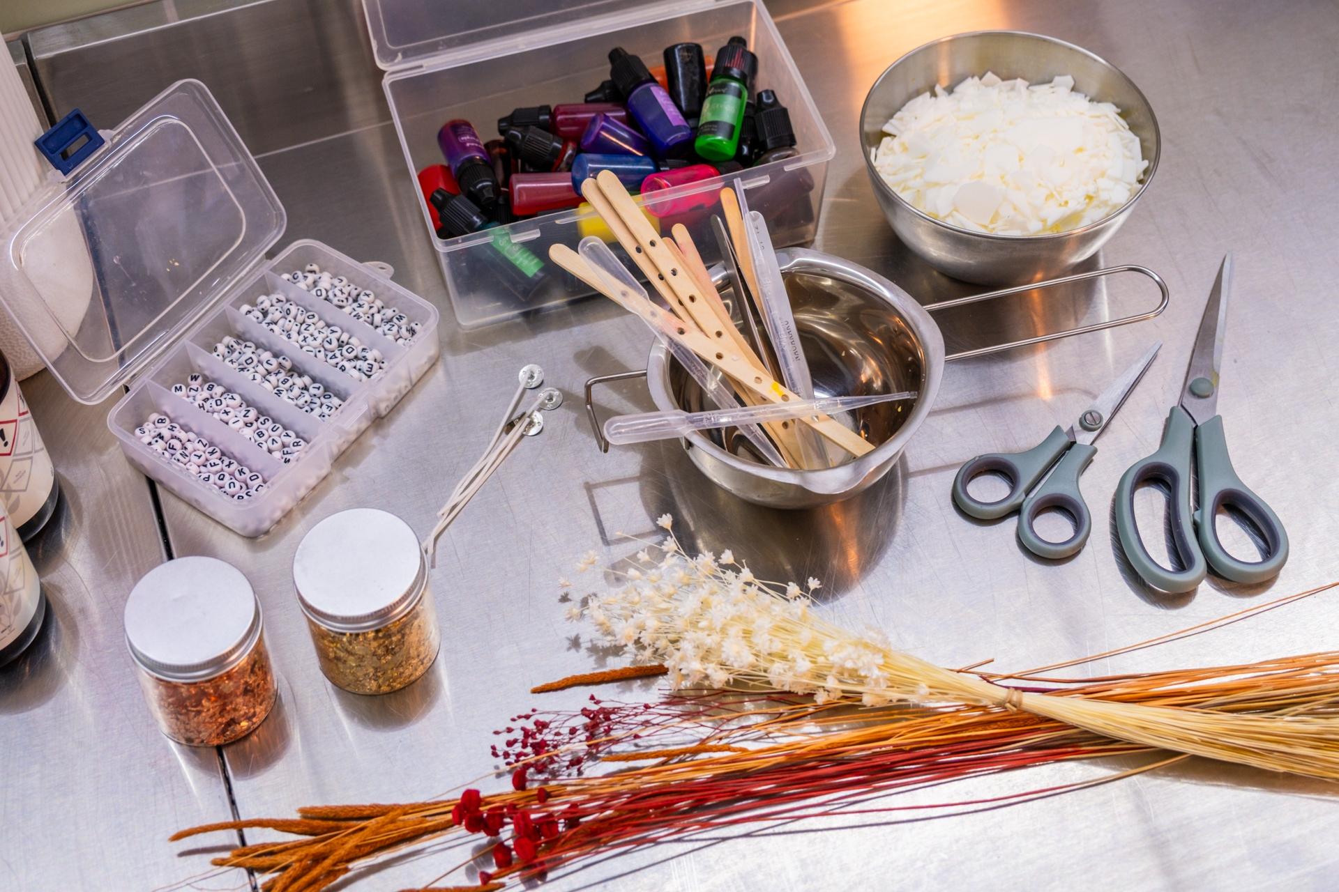 Créez un baume, bougie et bombe de bain colorés et pailletés avec votre enfant accompagnés par Cloé - Image n°3 - Wecandoo