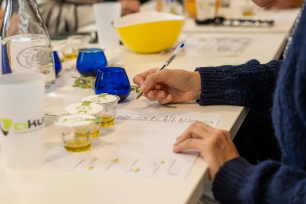 Initiez-vous à la dégustation d’huile d’olive avec Daniel, Fémi et Paméla - Image n°2 - Wecandoo