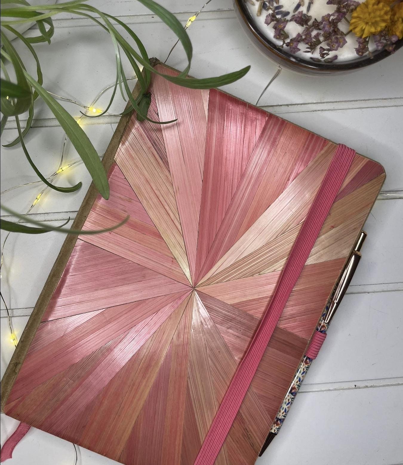 Créez votre couverture de carnet en marqueterie de paille dans un café avec Sarah - Afbeelding nr. 7 - Wecandoo