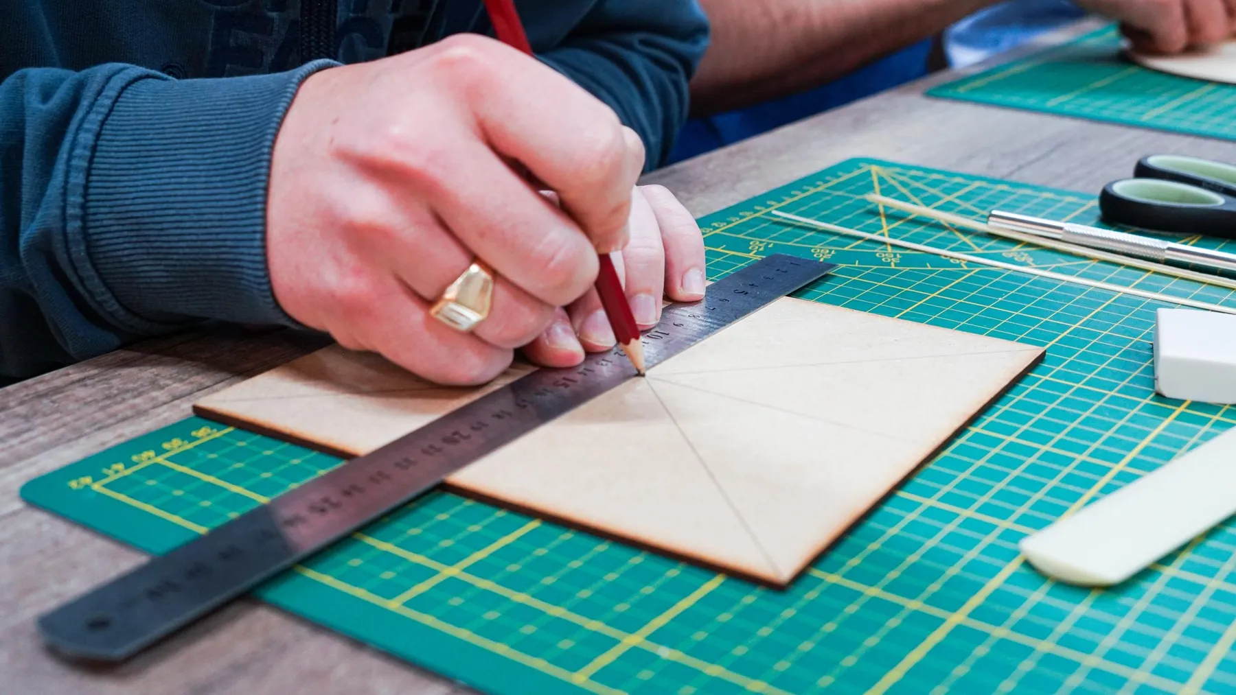 Créez votre couverture de carnet en marqueterie de paille dans un café avec Sarah - Image n°1 - Wecandoo