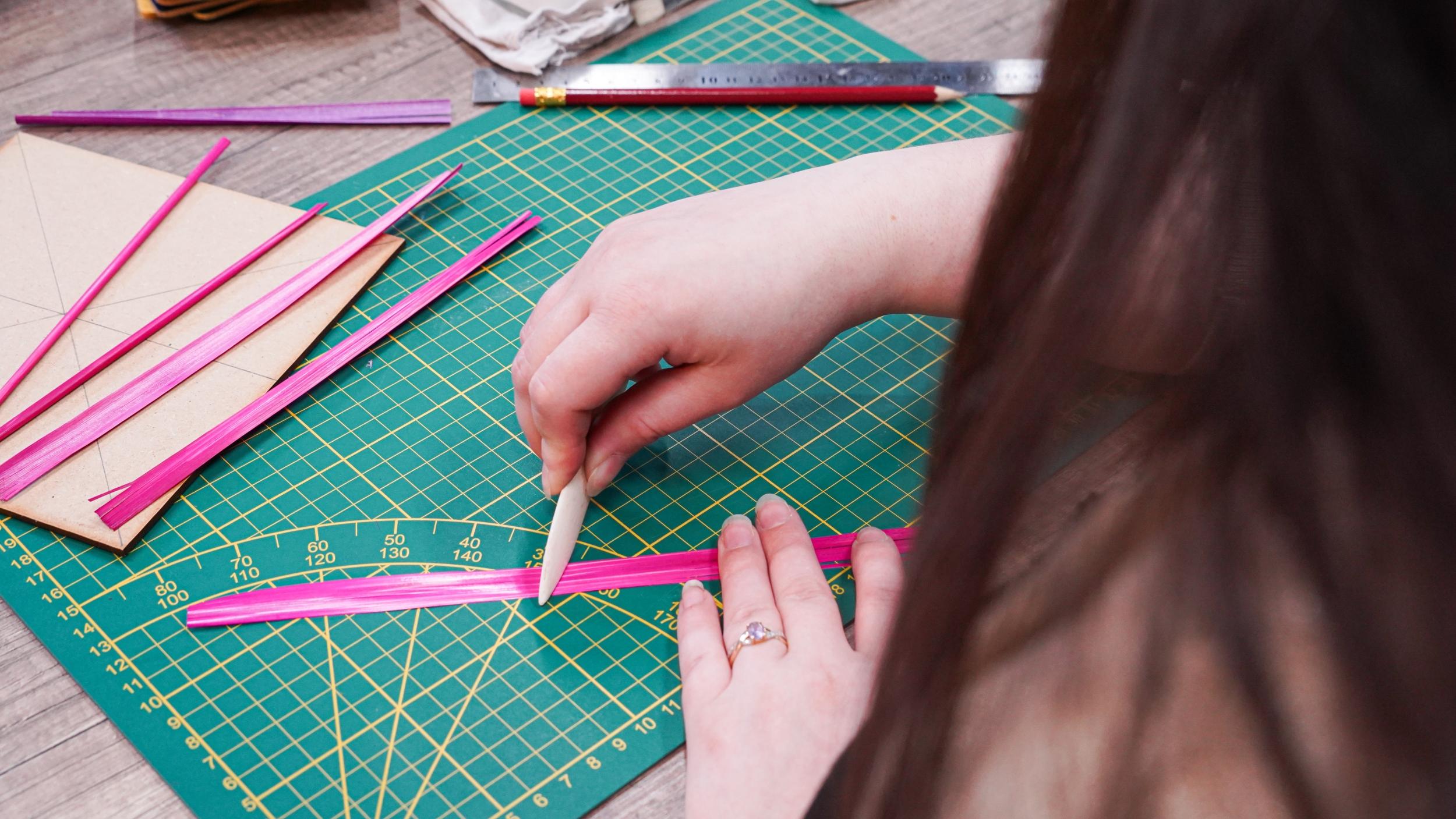 Créez votre couverture de carnet en marqueterie de paille dans un café avec Sarah - Afbeelding nr. 6 - Wecandoo