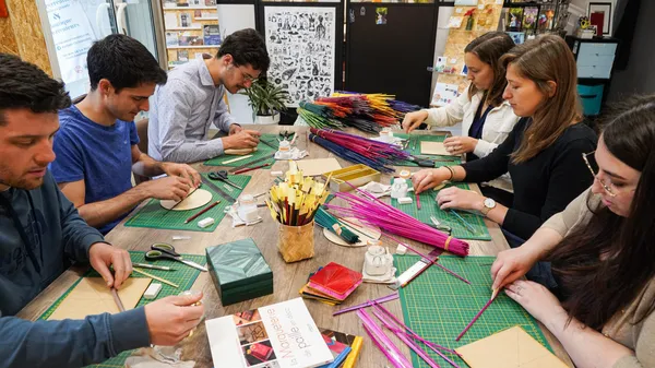 Créez votre couverture de carnet en marqueterie de paille dans un café avec Sarah - Image n°3 - Wecandoo