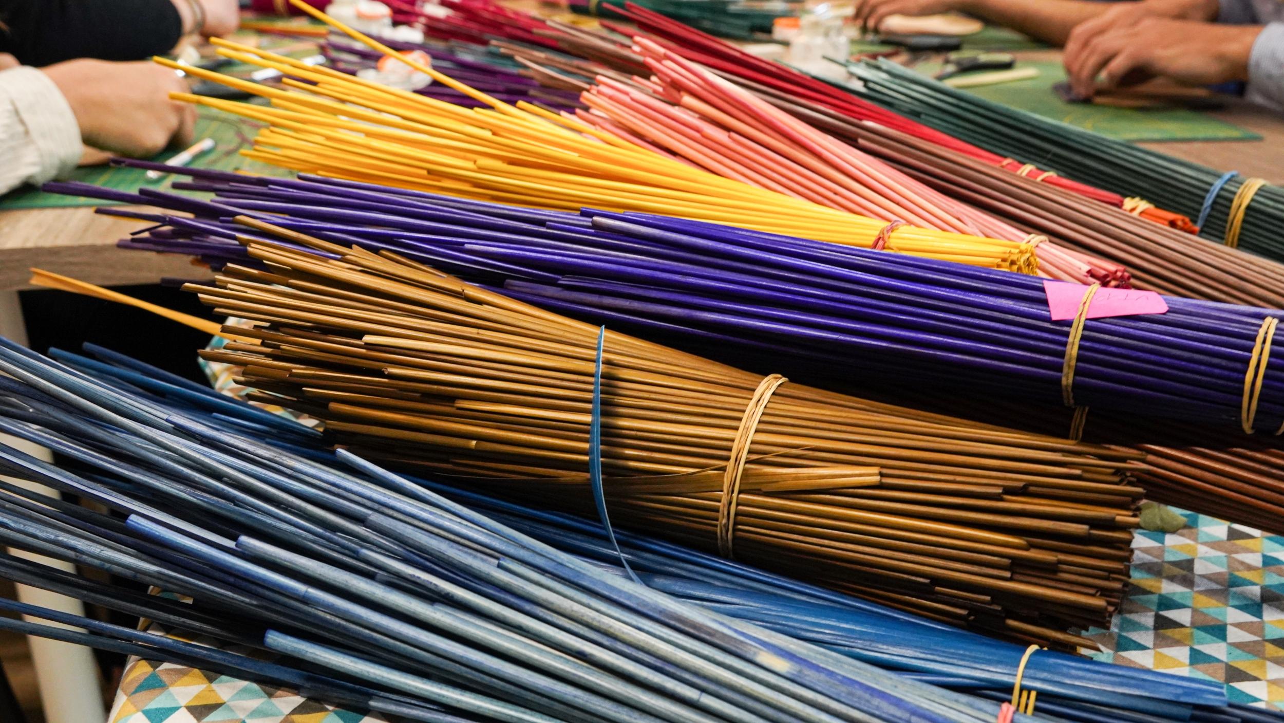 Créez votre couverture de carnet en marqueterie de paille dans un café avec Sarah - Afbeelding nr. 8 - Wecandoo