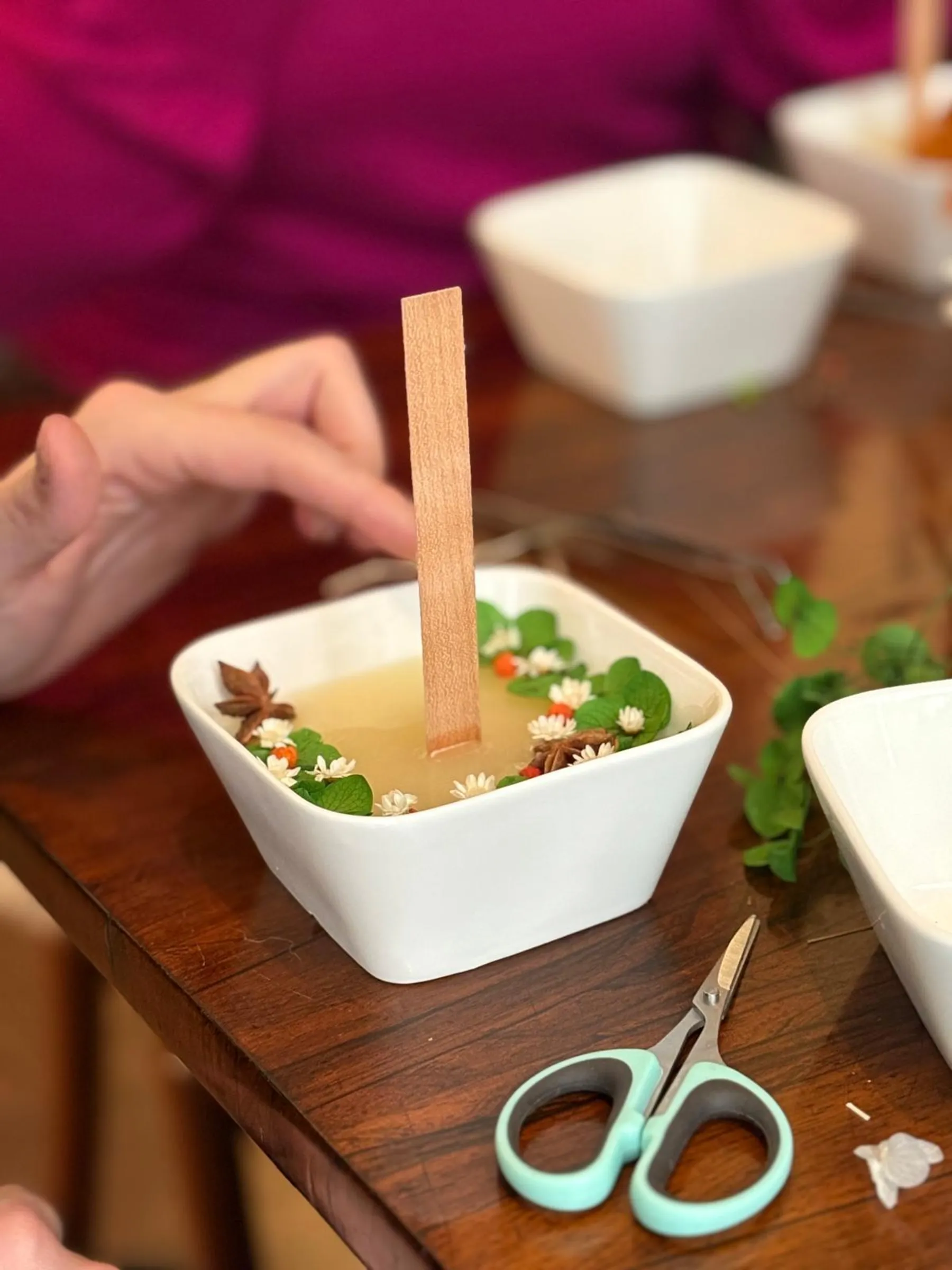 Fabriquez votre bougie fleurie et artisanale avec Caroline - Image n°1 - Wecandoo