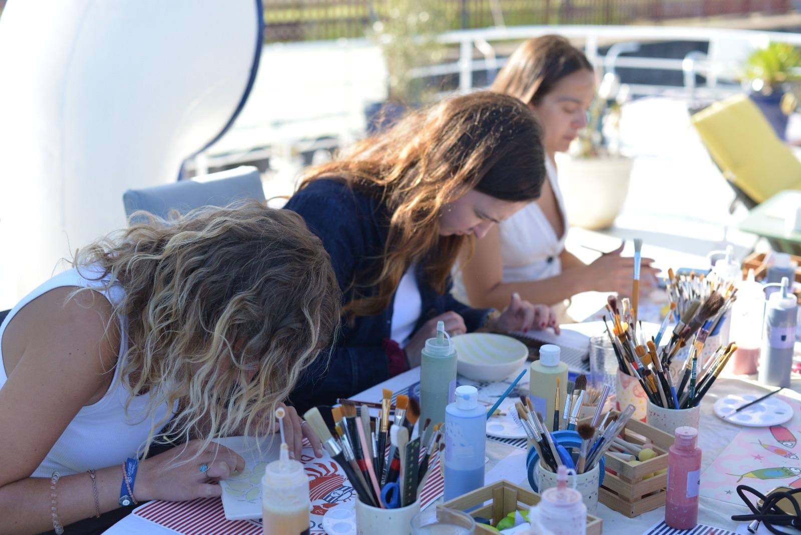 Initiez-vous au décor sur céramique avec Laurence - Image n°10 - Wecandoo