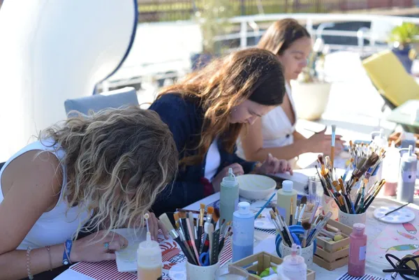 Initiez-vous au décor sur céramique avec Laurence - Image n°5 - Wecandoo