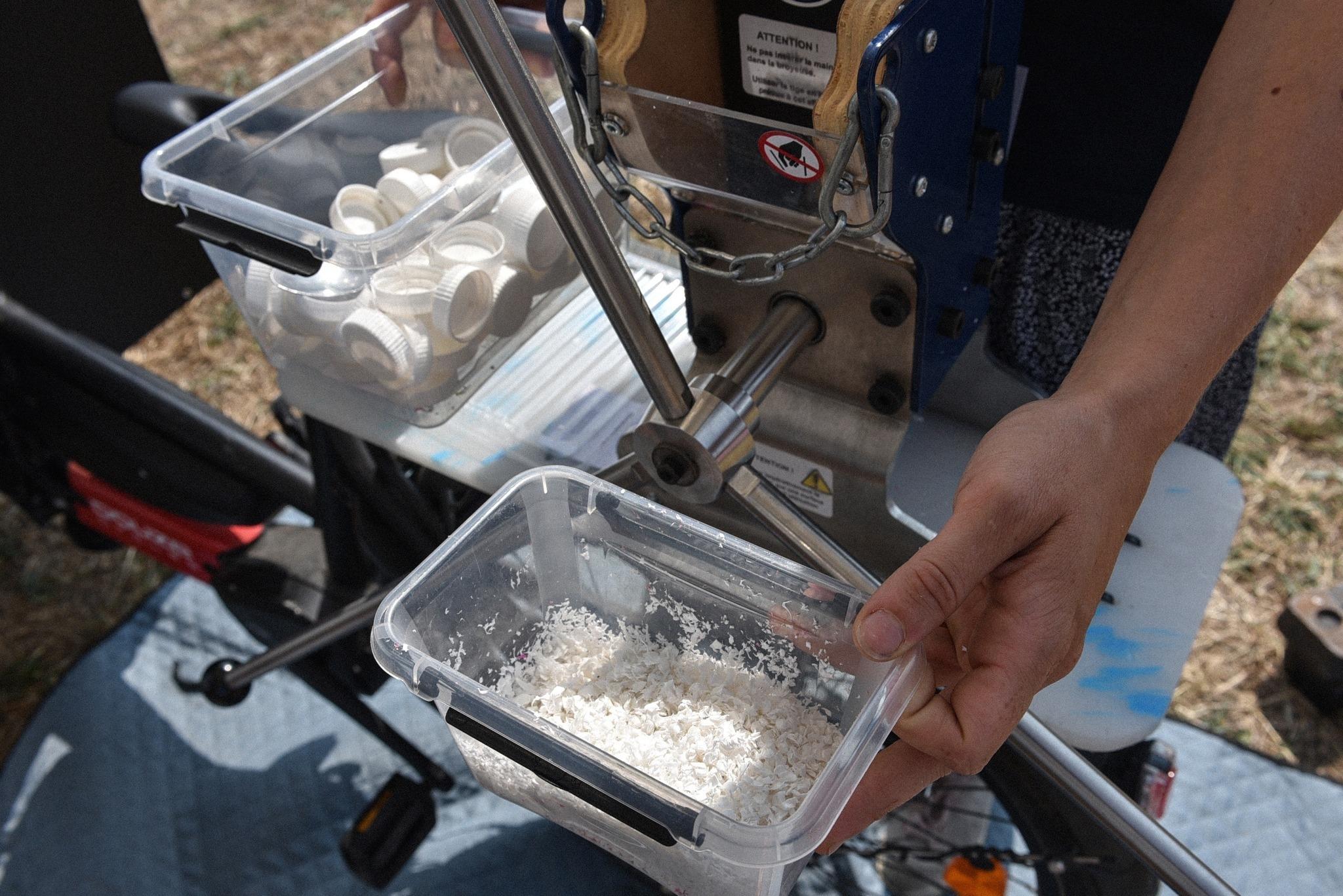 Fabriquez votre coffret de toupies recyclées en famille avec Christophe et Mariane - Image n°6 - Wecandoo