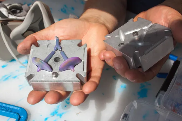 Fabriquez votre coffret de toupies recyclées en famille avec Christophe et Mariane - Image n°3 - Wecandoo