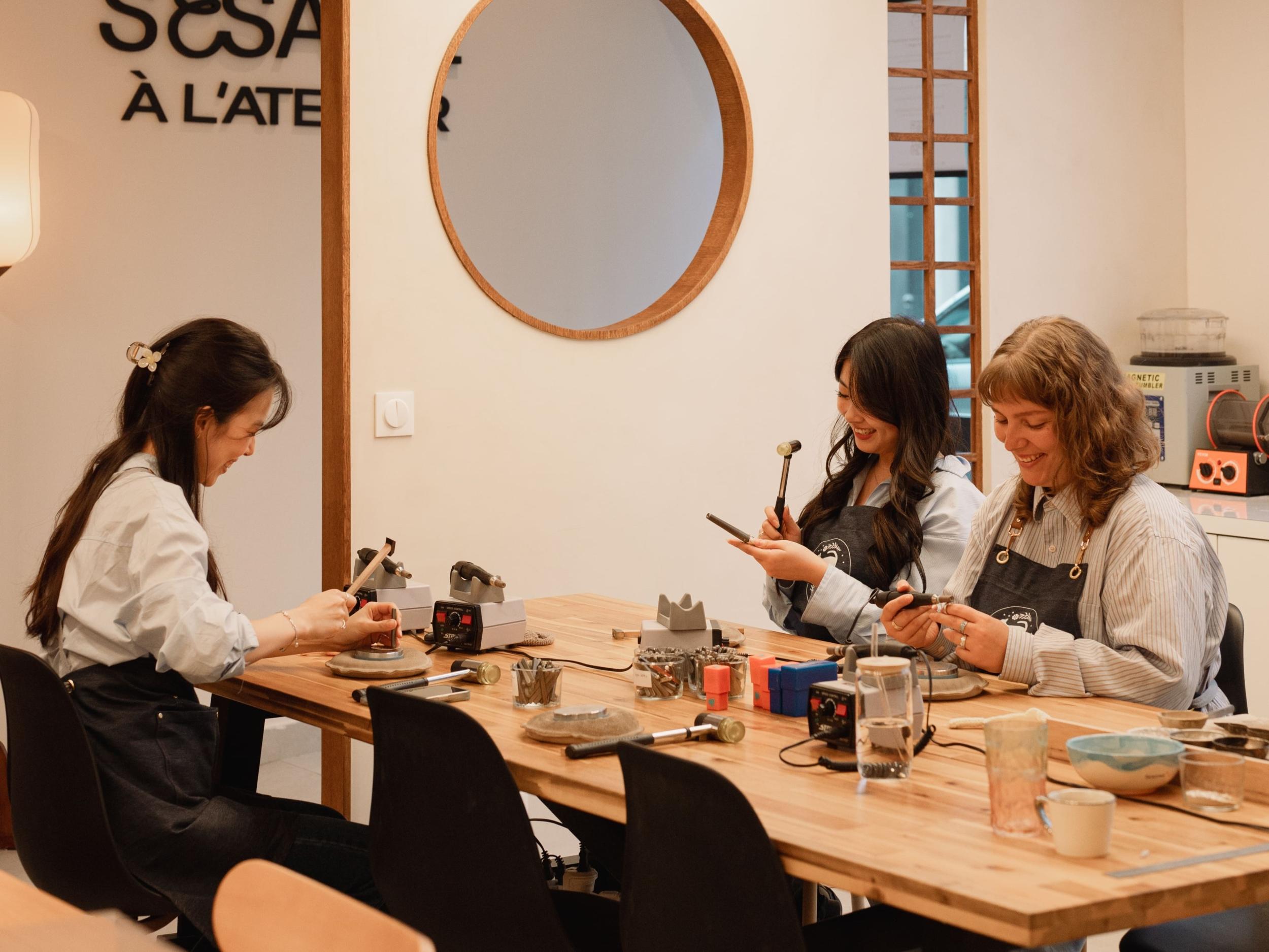 Créez votre bague en argent et pierres zircons avec Alissane et son équipe - Image n°4 - Wecandoo