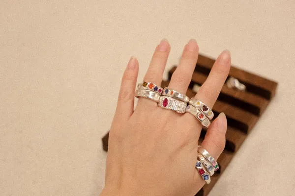 Créez votre bague en argent et pierres zircons avec Alissane et son équipe - Afbeelding nr. 5 - Wecandoo