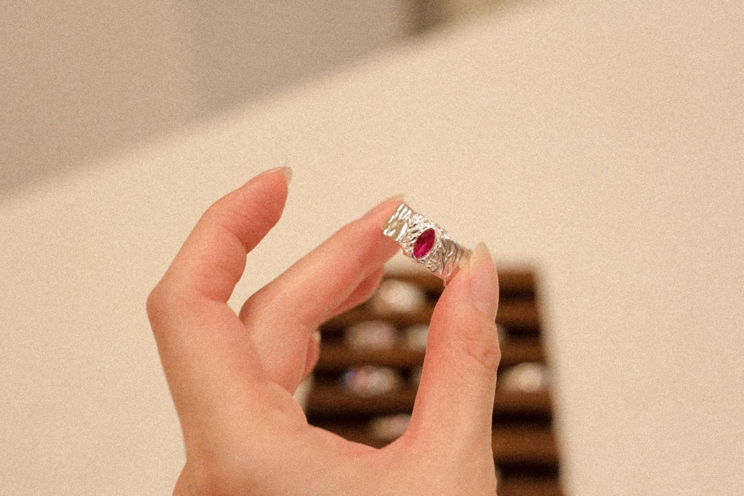 Créez votre bague en argent et pierres zircons avec Alissane et son équipe - Image n°8 - Wecandoo