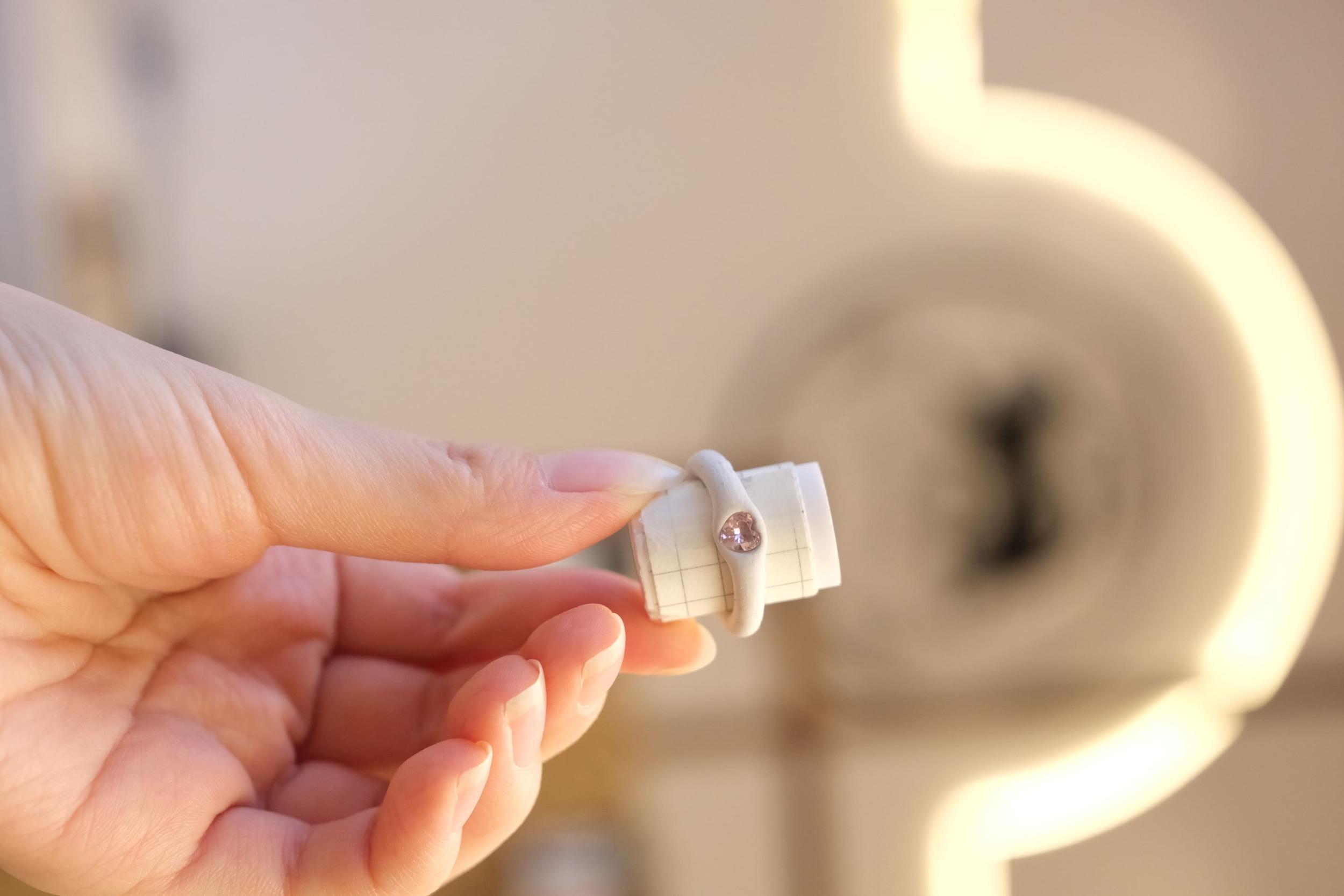 Créez votre bague en argent et pierres zircons avec Alissane et son équipe - Image n°7 - Wecandoo