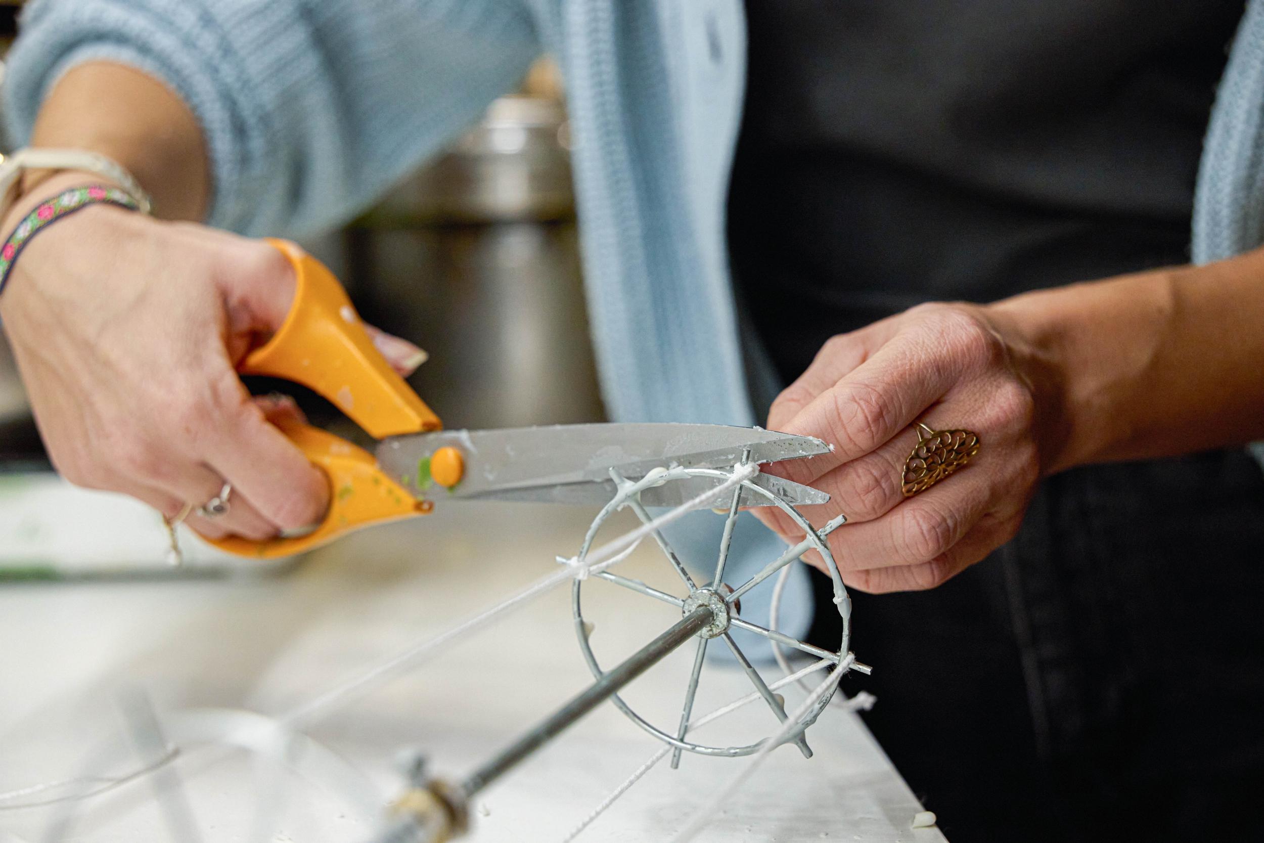 Découvrez la technique traditionnelle de fabrication de chandelles avec Raffaella - Image n°4 - Wecandoo