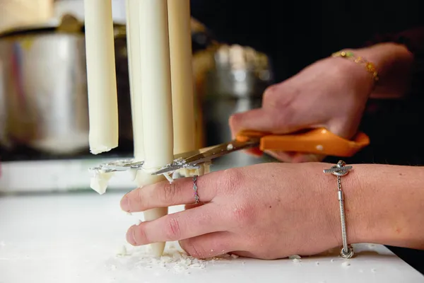 Découvrez la technique traditionnelle de fabrication de chandelles avec Raffaella - Image n°2 - Wecandoo