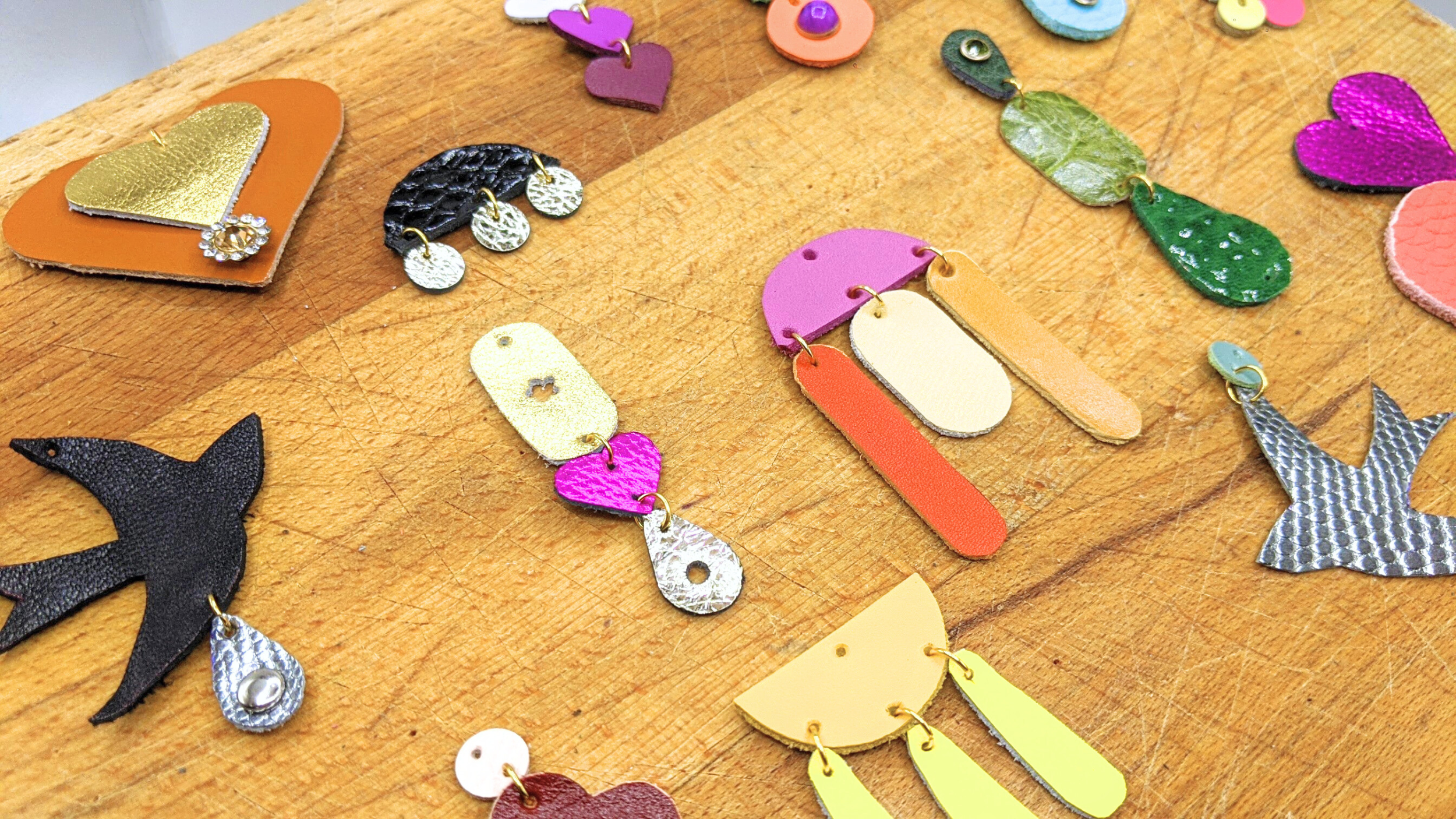 Créez vos boucles d'oreilles en cuir avec Zoé - Image n°1 - Wecandoo