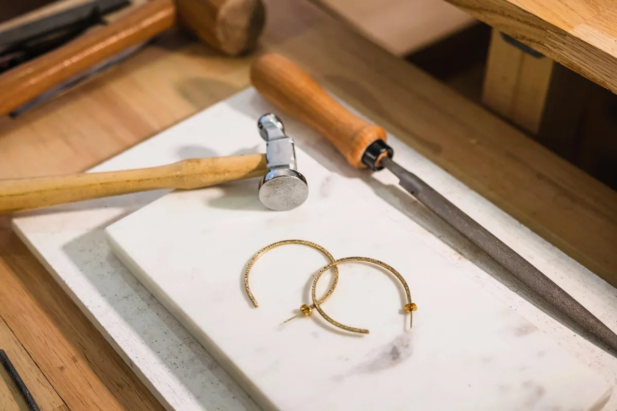 Fabriquez vos créoles en laiton doré