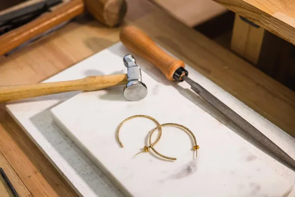 Fabriquez vos créoles en laiton doré