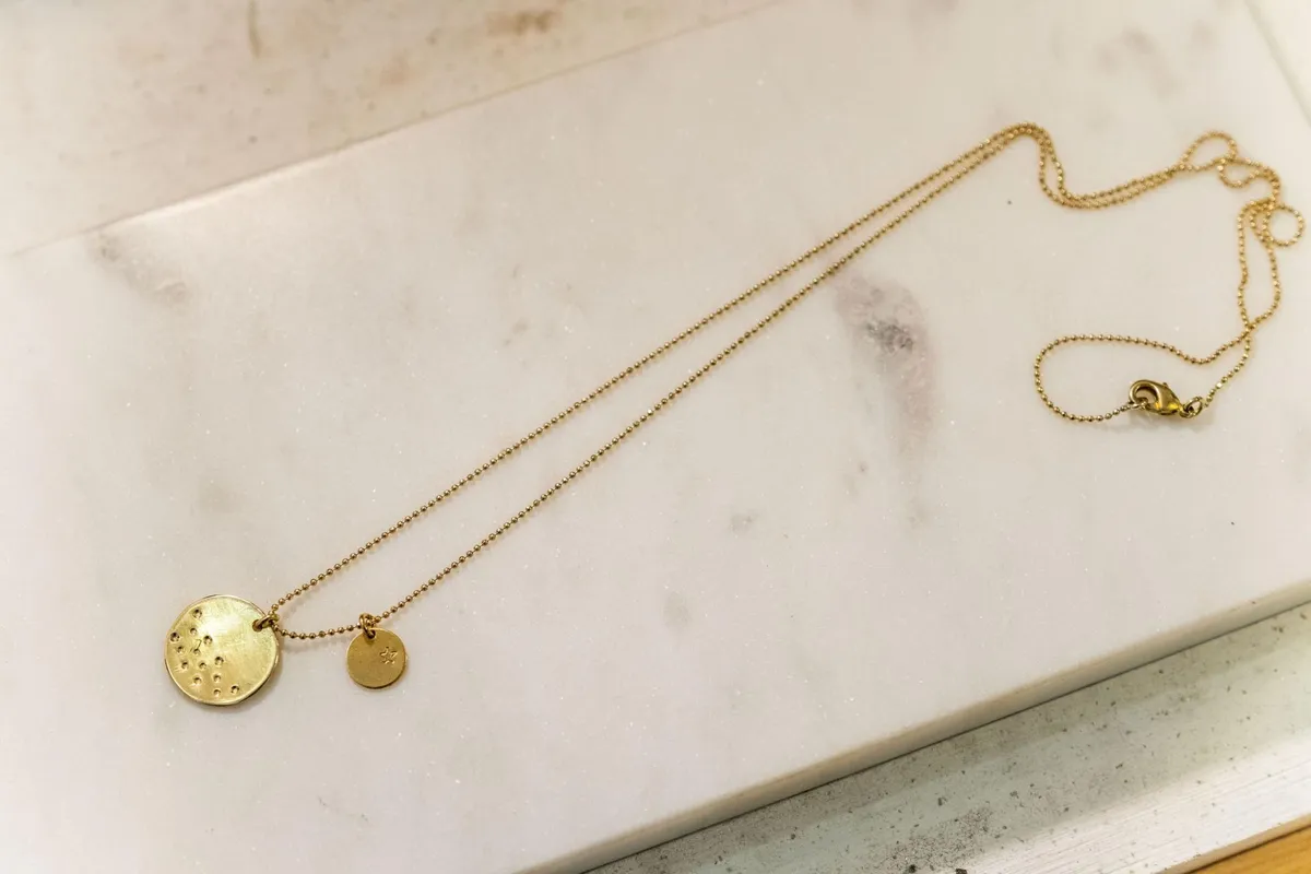 Créez votre collier de médailles martelées en laiton