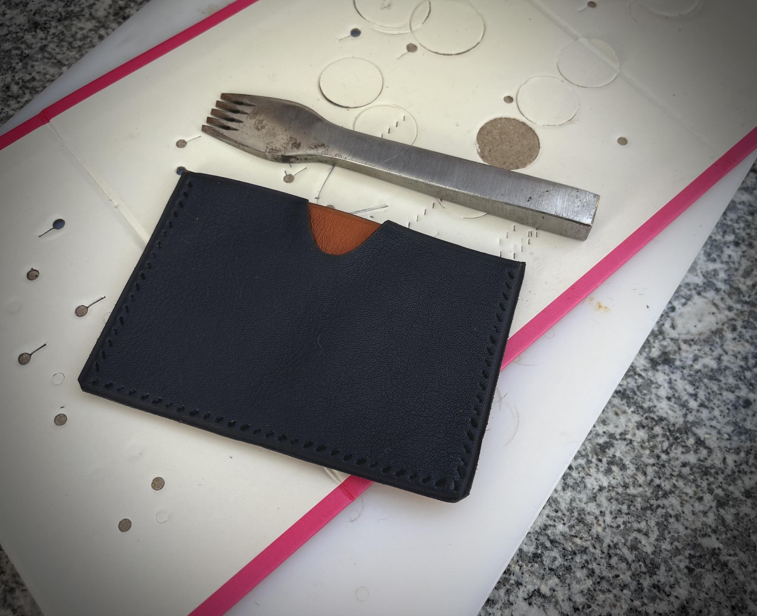 Réalisez votre porte-cartes en cuir au point sellier avec Céline - Image n°10 - Wecandoo