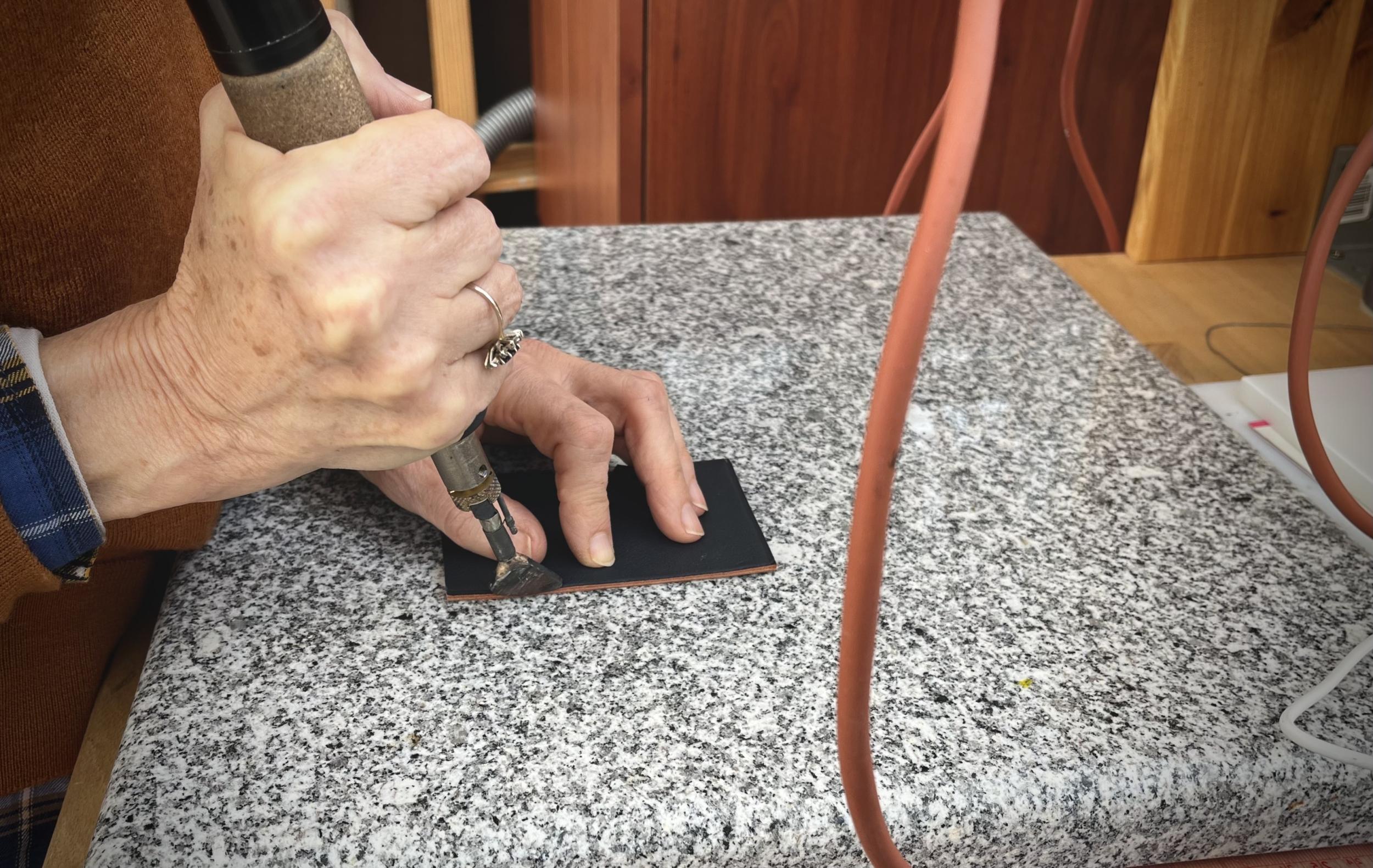 Réalisez votre porte-cartes en cuir au point sellier avec Céline - Image n°11 - Wecandoo