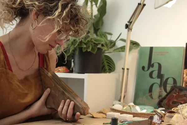 Réalisez votre médaillon en argent et pierre naturelle avec Alexandra - Afbeelding nr. 3 - Wecandoo