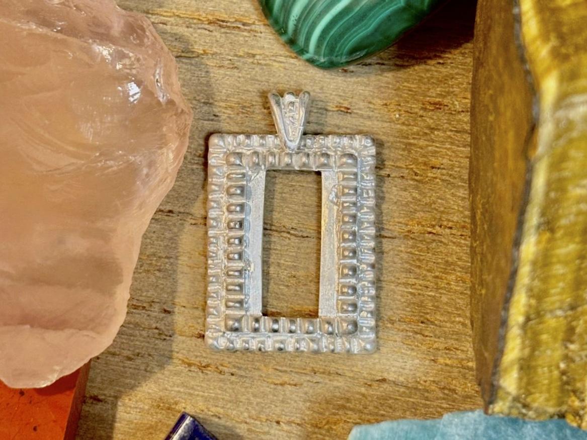 Réalisez votre médaillon en argent et pierre naturelle avec Alexandra - Image n°7 - Wecandoo