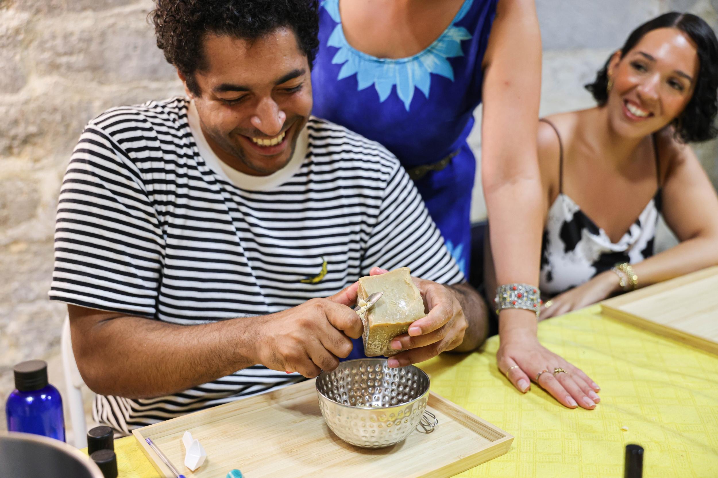 Mobilisez votre équipe et fabriquez vos soins ou vos produits ménagers naturels dans le Viaduc des Arts - Image n°10 - Wecandoo