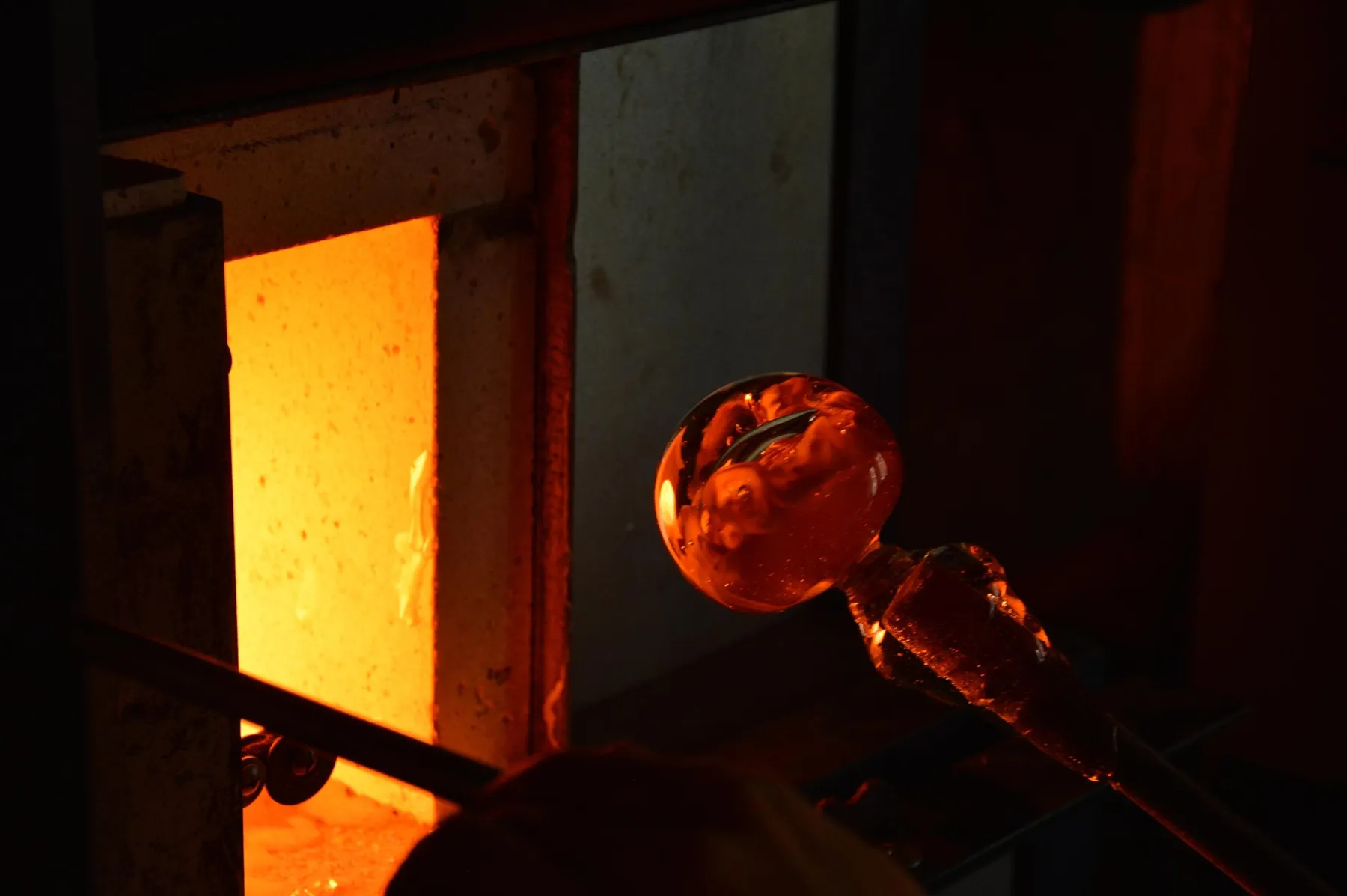 Créez deux pièces d’exception grâce au soufflage de verre avec Laurent - Image n°1 - Wecandoo