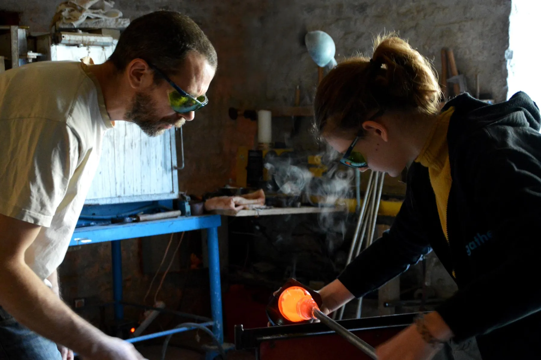 Créez deux pièces d’exception grâce au soufflage de verre avec Laurent - Image n°3 - Wecandoo