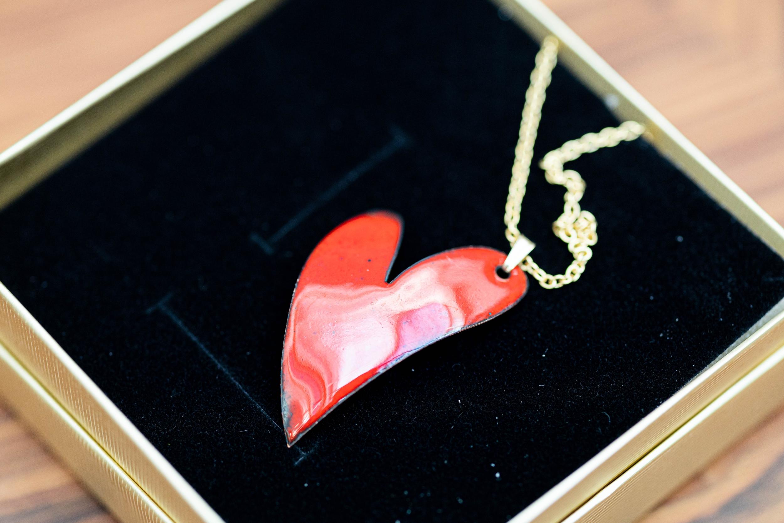 Créez votre collier pendentif en émaillage grand feu avec Patricia - Image n°6 - Wecandoo