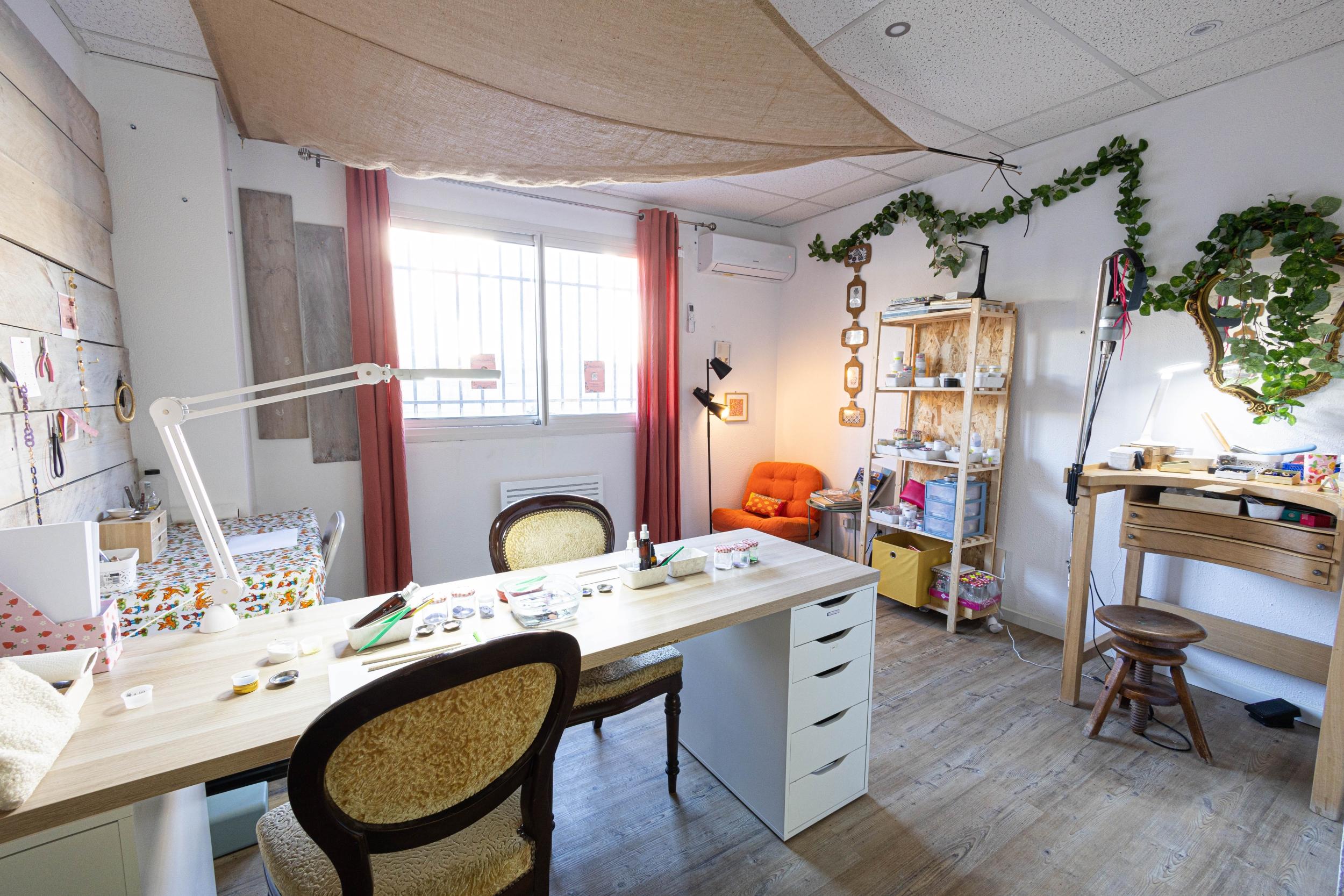 Fabriquez vos boucles d'oreilles émaillées avec Patricia - Image n°10 - Wecandoo